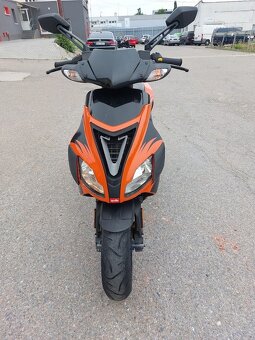 2005 APRILIA SR 50  naj.15000 KM po servisu - 2