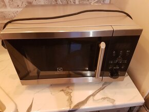 mikrovlnná rúra s grilom Electrolux EMS20300OX v modernom ne - 2