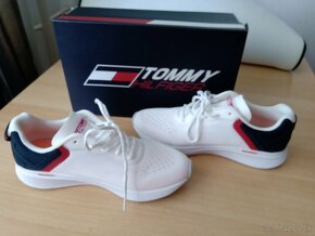 Sneakersy Tommy HILFIGER biele č.38 úplne nové - 2