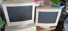 retro monitor, telefony, pisací stroj - 2