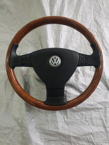 Predám drevený multifunkčný volant Volkswagen Passat B6. - 2