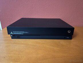 Predám Xbox One X 1TB + 2 x Controller a nabíjacia stanica - 2