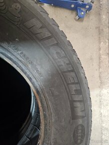 Zimne  pneu 215/65 r15 michelin - 2