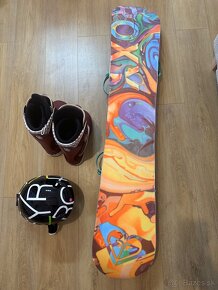 Predám snowboard s viazaním, topánkami aj prilbou - 2