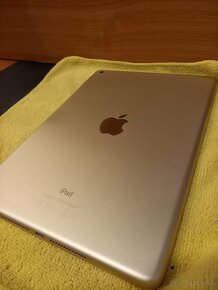 Apple iPad 128GB Gold, A1822, 5.generacia, prvy majitel - 2