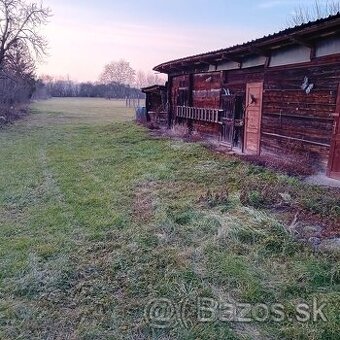 Pozemok STAVEBNÝ s menším  RODINNÝM domom 30 árov - 2