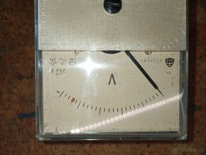 Panelový voltmeter - 2