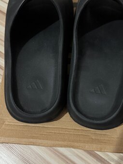 yeezy slides - 2