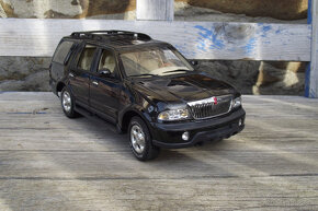 1:18 Lincoln Navigator - 2