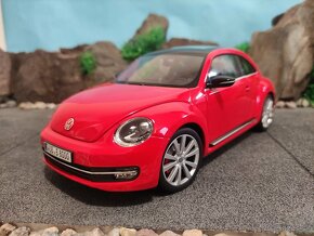 Prodám model 1:18 Volkswagen new beetle 2012 - 2