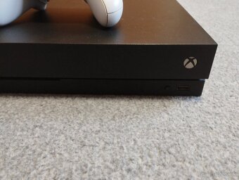 Xbox one X + controller - 2