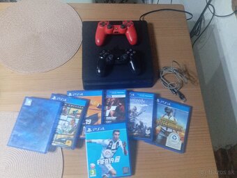 PS4 + hry a dva ovládače - 2