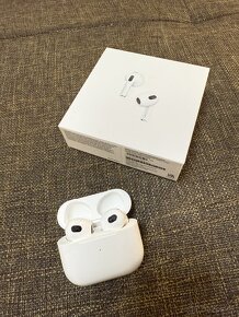 Predám Apple AirPods 3. generácie s nabíjacím puzdrom Magsaf - 2