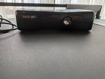 XBOX 360 s dvomi ovládačmi+3 futbalové hry - 2