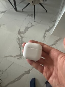 Predám Apple AirPods 4 Nabijaci box - 2