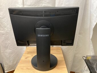 Predam pouzivany LCD monitor Samsung SyncMaster 2443BW - 2