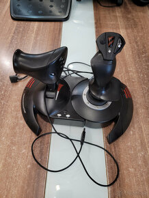 logitech G920 driving force, thrustmaster t-flight - 2