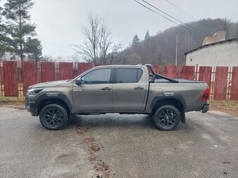 Toyota Hilux DC 2.8 I D-4D Invincible 4x4 A/T - 2