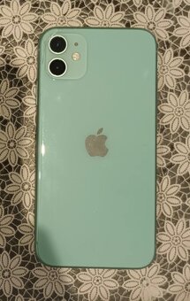 Predám iphone 11 vdobrom stave 64gb baterka 99% cena 150€ - 2