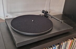 Gramofón Pro-Ject Debut III - 2