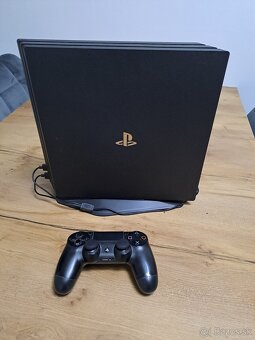 PS4 Pro 1TB + 3x ovládač + externý disk 1TB + stojan - 2