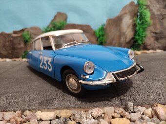 Prodám model 1:18 Citroen DS19 Berline 1963 - 2