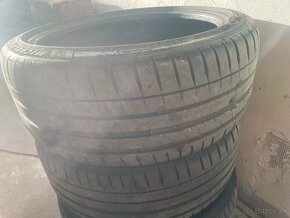 225/40R18 - 2