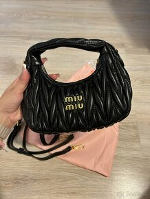 Miu Miu Wander matelassé nappa hobo bag - čierna (MM1) - 2