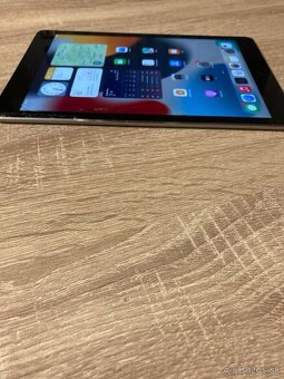 9.7” tablet iPad Air 2 / 16GB Space Gray prasknutý displej - 2