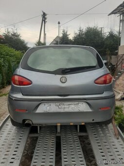 Predám bočné dvere a zadné svetlá na alfa Romeo 147 pred fac - 2