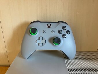 Predám Xbox One S 500GB + Controller + hra - 2