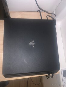 Ps4 pro 1 tb + hry - 2