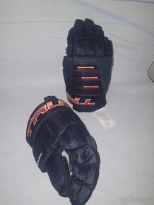 12" junior rukavice TRUE A4.5 navy/orange a čierno/červene - 2