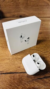 Apple AirPods (3. generácia) s MagSafe nabíjacím puzdrom - 2