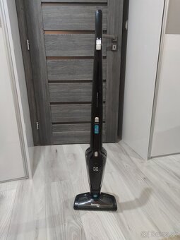 Predám tyčový vysávač Electrolux - 2