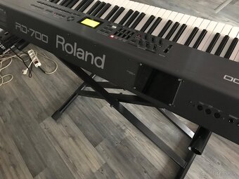 Stage piano ROLAND RD 700 s transportným kufrom - 2