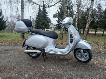 Piaggio Vespa GTS 250 - 2