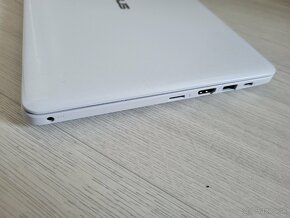 ASUS 203N malý notebook 11,6" - 1 kg - 2