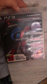 Predám Playstation 3 8hier 3joysticky cena 60€ - 2