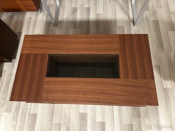 konferenčný/kávový stolík red walnut dýha s dymovým sklom - 2