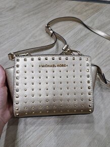 Michael Kors pale gold zlata kabelka cez plece - 2