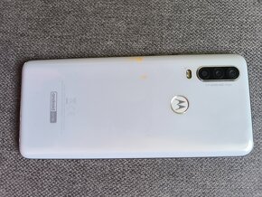 Motorola one action biely - 2