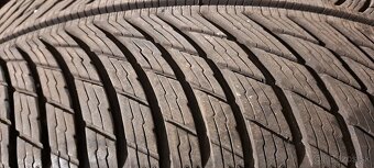 Predám 4ks jazdené zimné 235/40r19-96W Michelin - 2