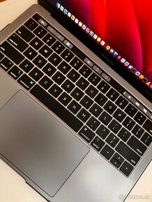 Predám Macbook Pro 13,3” 2019 RAM 16GB SSD 500GB touchbar - 2