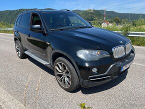 BMW X5 4.8i - 2