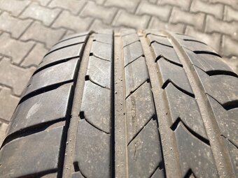 Goodyear 215/60 R16 - 2