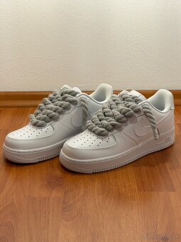 Nike Air Force 1 - Biele s šedými šnúrkami - 2