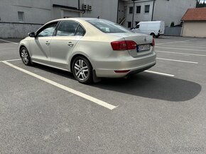 Volkswagen Jetta 2.0TDi CR - 2