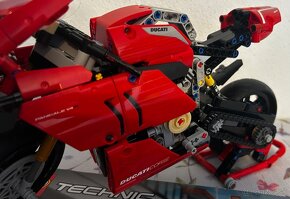 LEGO Technic 42107 Ducati Panigale V4 R - 2