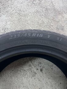 Pneu 235/45 R18 - 2